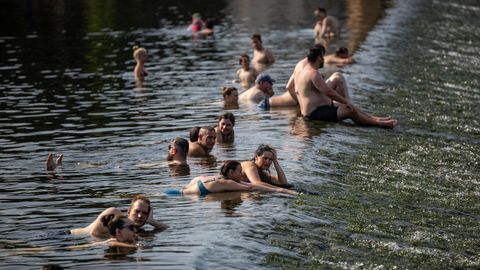 Varias personas se refrescan en la Rep�blica Checa.