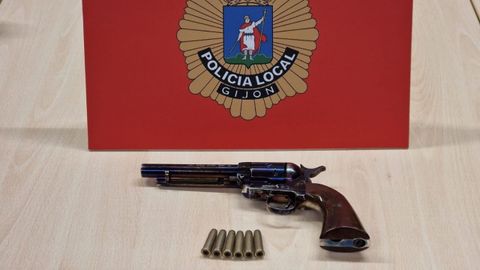 Pistola incautada por la Polica Local de Gijn a un detenido por amenazar con un arma al personal sanitario del hospital de Cabuees.