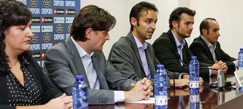 Manuel L�pez (en el centro) con el resto de miembros de su candidatura