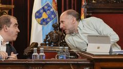 El secretario municipal, a la izquierda, fue quien ley� la sentencia condenatoria contra J�come.