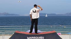El rider vigu�s Sa�l Vilar posa con la camiseta lanzada por el Celta y O Marisqui�o.