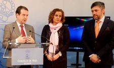 Villarino, derecha, escucha a Caballero en una reforma de las l�neas de Vitrasa presentada en el 2011.