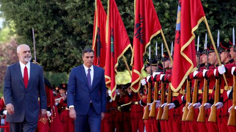 Sánchez y el primer ministro albanés en la ceremonia de bienvenida de la guardia de honor a Tirana