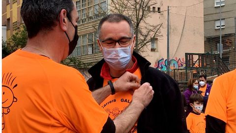 El consejero de Salud, Pablo Fern�ndez Mu�iz, recibe la insignia de la Asociaci�n Galb�n