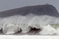 Esta imagen tomada ayer en San Rom�n, en O Vicedo, refleja la virulencia del oleaje en A Mari�a. 