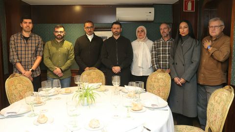 Fawadleh, tercero por la izquierda, durante una comida con periodista en el restaurante Caney