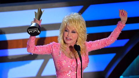 Dolly Parton recibe el premio Gary Haber Lifting Lives durante la 11.� entrega de los ACM Honors en Nashville, Tennessee, el 23 de agosto de 2017