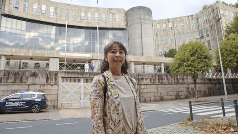 Silvia Villar, delante de los juzgados de Santiago donde trabaja habitualmente