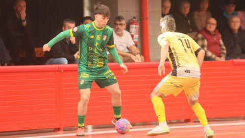 Nico encara a Miguel Mu�oz durante un Xove-Lugo Sala.