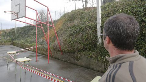 Desprendimiento de parte de un muro en el patio del colegio San Isidro de Neda