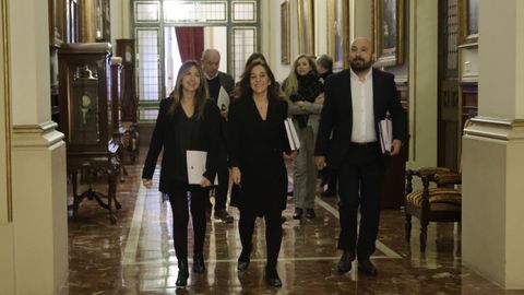 In�s Rey, en el centro, a su llegada al pleno junto al resto de concejales del PSOE