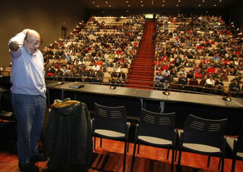 <span lang= es-es >Siguen las asambleas en contra del documento</span>. El auditorio de Vilagarc�a volvi� a llenarse hasta la bandera con una asamblea convocada por la comisi�n del mejill�n. En el encuentro qued� patente el rechazo total del colectivo a la ley. Hoy convoca asamblea la cofrad�a de O Grove. 