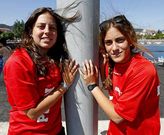 Laura y Luc�a Ll�piz reflexionaron en Cangas sobre su desbarco en el mundo de la vela.