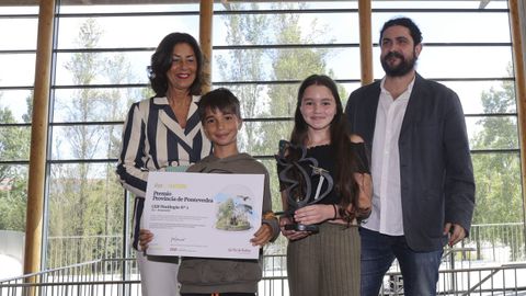 Marisol Daz Mouteira, directora xeral de Patrimonio Natural de la Consellera de Medio Ambiente, entreg el premio de la provincia del Pontevedra al director del CEIP Plurilinge nmero 2 de Tui, Ramiro Garca Entenza, y a los alumnos Nayara Esteves Pereira y Vinicius Couto Maceda Silv