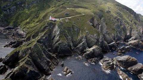 Vista del faro de Punta Candieira, donde se encuentra la estación de MeteoGalicia, en pleno océano Atlántico