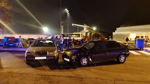 Uno de los coches implicados sala del aparcamiento del polideportivo y la piscina de A Pinguela y el otro circulaba por la carretera de Sober