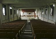 La sala de cine tiene capacidad para unas 150 personas y entre las sorpresas que ofrece est�n las dobles vigas del techo. 