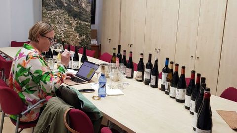 Beth Willard, en una cata en la sede del consejo regulador
