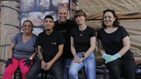 Javier Otero, en el centro, y Loli Castieira, a la derecha, con el resto del equipo del bar Pontejos, que reabre este mircoles. 