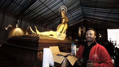 Ismael, junto al paso de La Piedad, disfruta con los preparativos y viendo las procesiones