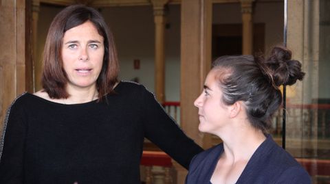 Edurne Pasab�n, junto a la jugadora de rugby Patricia Garc�a, en el Reconquista