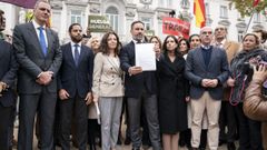 El l�der de Vox, Santiago Abascal, posa con una querella junto a sus diputados en el Tribunal Supremo