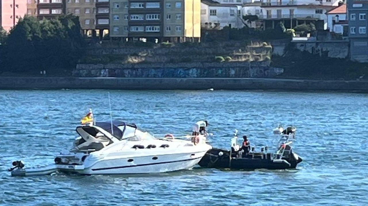 Un yate estuvo a veinte metros de irse contra las rocas del espigón de Corcubión
