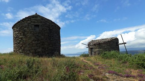 5. RUTA NOCTURNA POR CATOIRA. Analizar cada rincn de uno de los pueblos con ms historia de Galicia. La luna de la noche del sbado ser testigo. El inicio est marcado a las 21.30 horas en la Casa do Concello. Desde all se recorrern punto icnicos de la villa, como los barcos vikingos, las Torres de Oeste, la laguna de las Pedras Midas o los molinos de balo. La inscripcin, de forma telefnica, es de 10 euros para los aficionados y 5 para los senderistas profesionales.