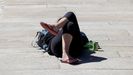 Los turistas se tumban en chanclas en el Obradoiro