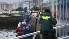 El cuerpo apareci� encadenado entre un barco y el muelle del puerto de Ribeira