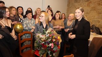 Los compa�eros de Teresa le prepararon una fiesta por su jubilaci�n en el restaurante Arume con muchas sorpresas