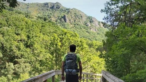 El gua de una marcha de senderismo organizada el pasado fin de semana por la empresa Rutea en la Ribeira Sacra, en un tramo de la ruta de las pasarelas del rio Mao, en el municipio ourensano de Parada de Sil