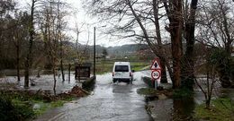 <span lang= es-es >Viales inundados en Tomeza</span>. El agua aneg� varios viales en la parroquia pontevedresa de Tomeza, algunos de los cuales tuvieron que ser cortados a la circulaci�n.
