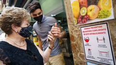 Personal de una cafeter�a de Santa Cruz de Tenerife, comprobando el certificado covid de una clienta
