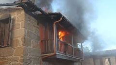 Las llamas arrasaron el interior de la vivienda de Celeirs, en Allariz
