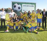Las jugadoras del Arousana levantaron el s�bado la Copa Deputaci�n -izquierda- y Vero Boquete les entreg� el domingo la Copa Federaci�n. 