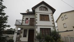 El Villa Lola presenta elementos de estilo colonial, como el predominio de la madera y la piedra