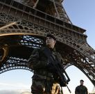 Soldados franceses patrullan por las inmediaciones de la torre Eiffel. 