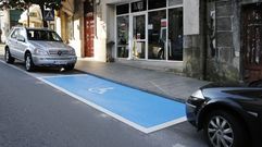 Fotografa de archivo de una plaza de estacionamiento para coches de personas con discapacidad