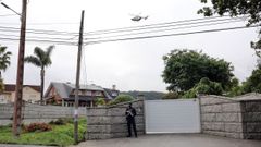 Un helic�ptero sobrevolando Vilagarc�a durante el operativo desplegado el mi�rcoles.