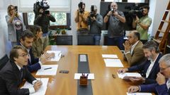 Los conselleiros de Facenda y Presidencia, Miguel Corgos y Diego Calvo, a la izquierda, en la reunin con los representantes de la Fegamp, entre ellos su presidente, Alberto Varela, en el centro a la derecha.