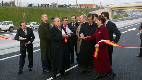 Hasta el 2048 tras ampliar la autopista hasta Ferrol y Tui. lvarez Cascos, Fraga y Nez Feijoo abrieron en el 2003 el tramo gratuito de la AP-9 que se construy entre Ferrol y Fene (en la imagen), como el de Vigo a la frontera portuguesa, a cambio de ampliar en 25 aos y hasta el 2048 la concesin de la va.