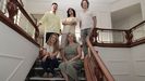 Ernesto, Ken, Alberto, M�riam con Luc�a, la responsable de Coliving Coruna en las escaleras del piso, un d�plex de 300 metros