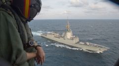 La fragata F-102 vista desde un helic�ptero