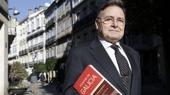 Navas con un ejemplar de �Victorias de Galicia�, uno de los libros que ha dedicado a la historia de las guerras napole�nicas