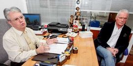 Daniel Parra y Jos� Manuel Louzao, en la empresa.