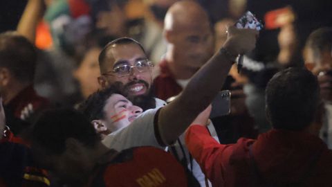 El jugador de la selecci�n espa�ola Borja Iglesias se saca una fotograf�a con un aficionado  a su llegada al hotel de concentraci�n en Guadalajara.