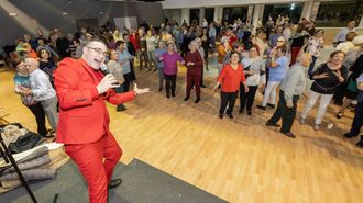 Vuelven los bailes para mayores al mercado de Carballo
