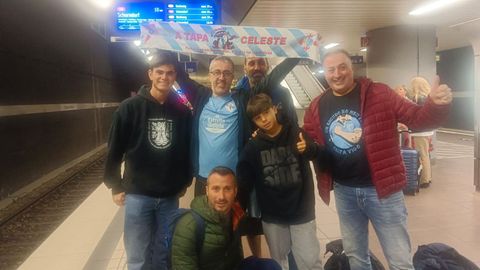 ngel Danis, con la bufanda de A Tapa Celeste, y sus acompaantes en el viaje.
