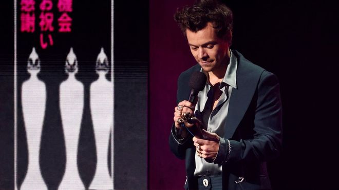 Harry Styles recibiendo el premio a artista del a�o 